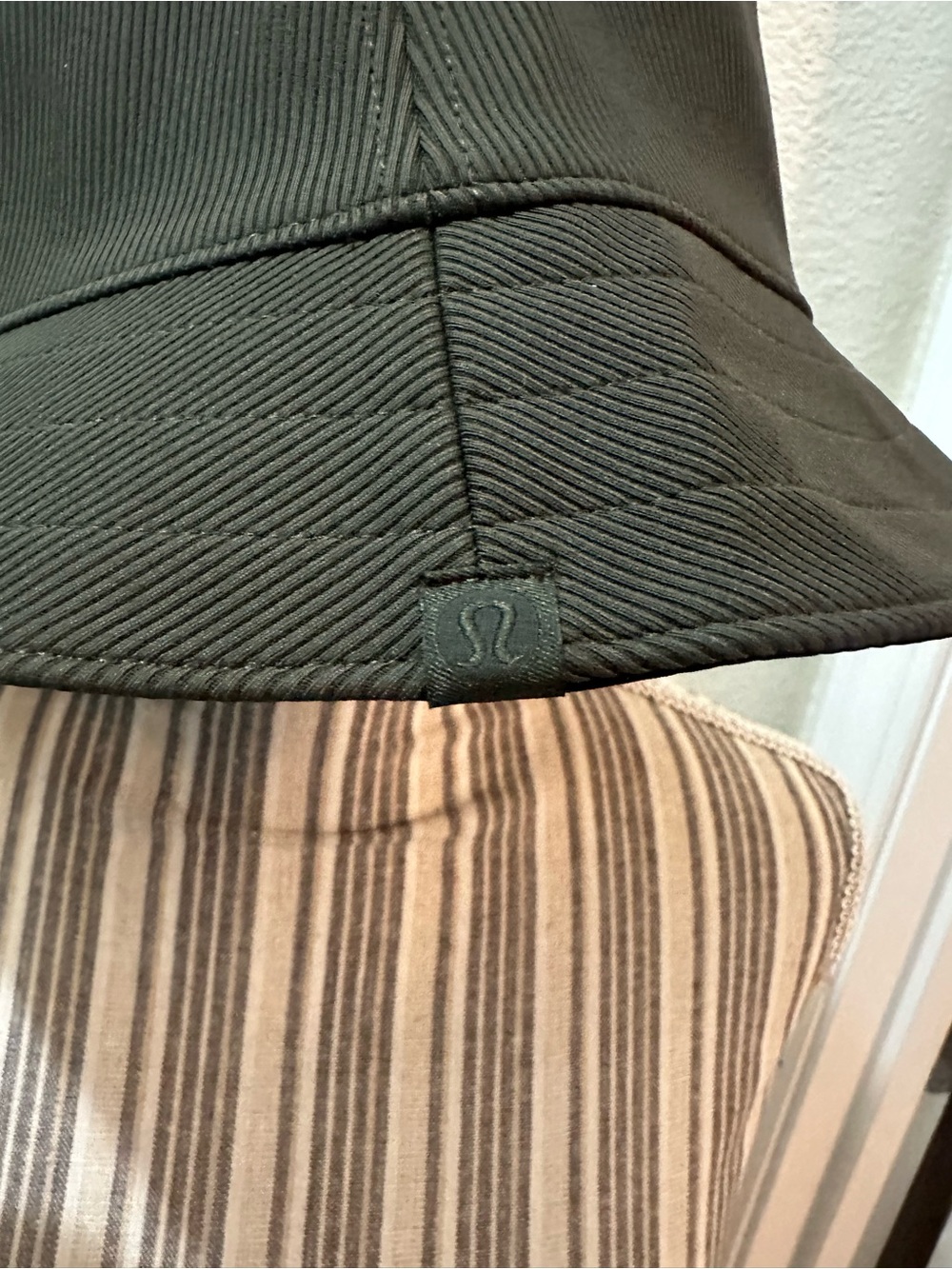 Lululemon REVERSIBLE Ribbed Bucket Hat - Picture 3 of 7